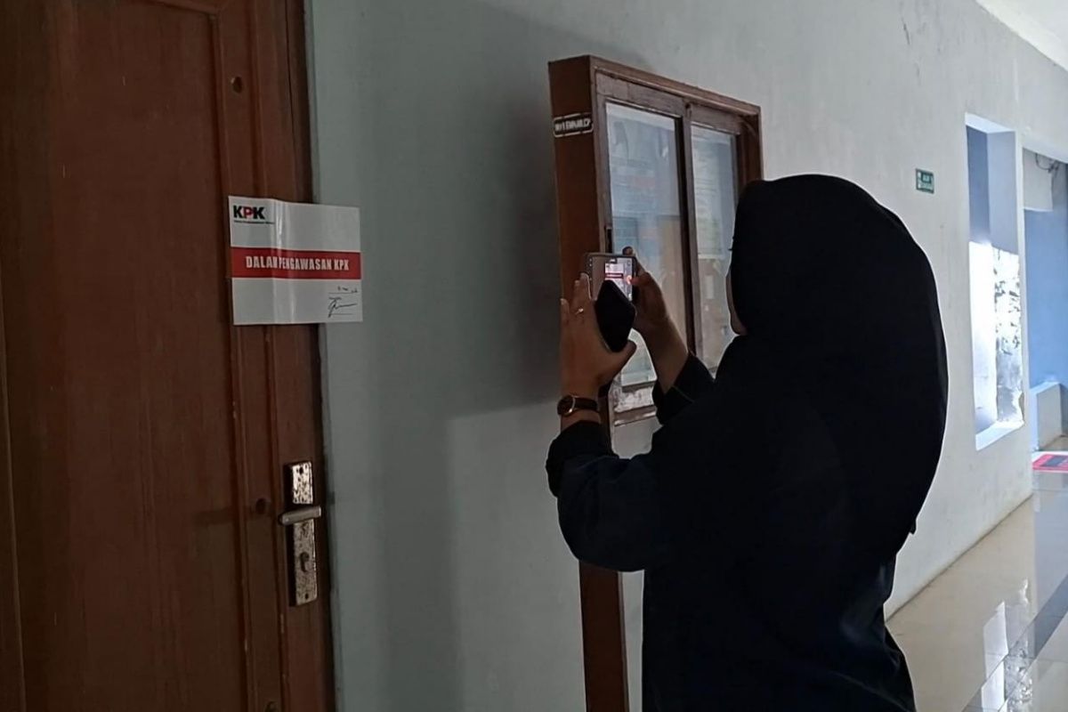 Anti-Corruption Commission seals two offices at Cilacap Regional Secretariat following raid