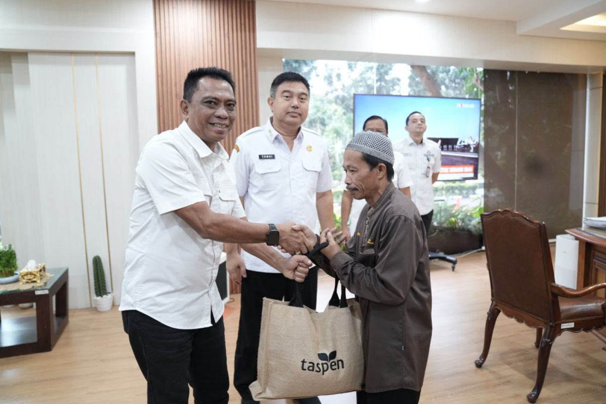 TASPEN Distributes 9,500 Food Packages to Low-Grade Civil Servants