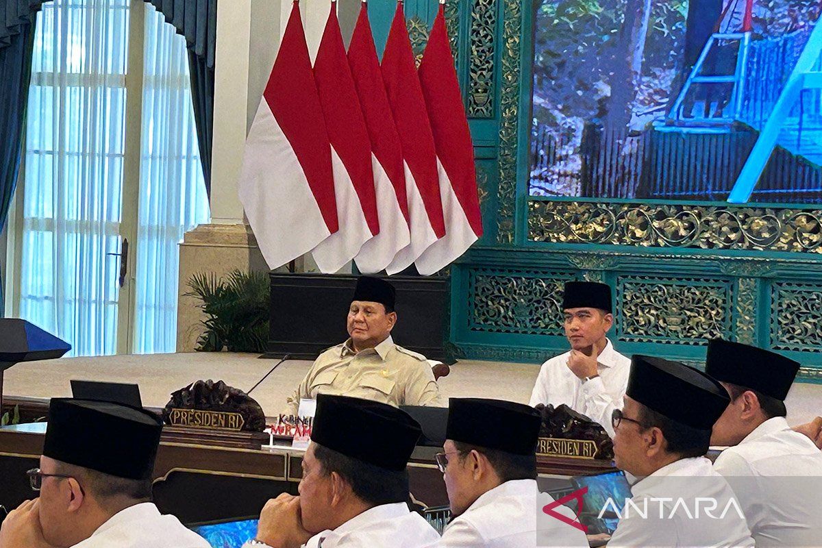 Prabowo: Global crisis to be approached with caution, public must remain calm