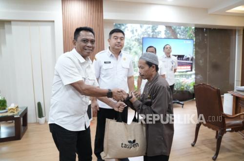 TASPEN Distributes Thousands of Staple Food Packages for Low-Income Civil Servants