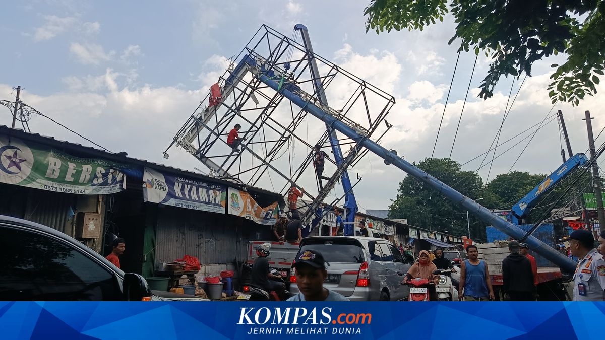 Billboard Collapses in Bekasi, Suspected Caused by Drainage Project Excavation