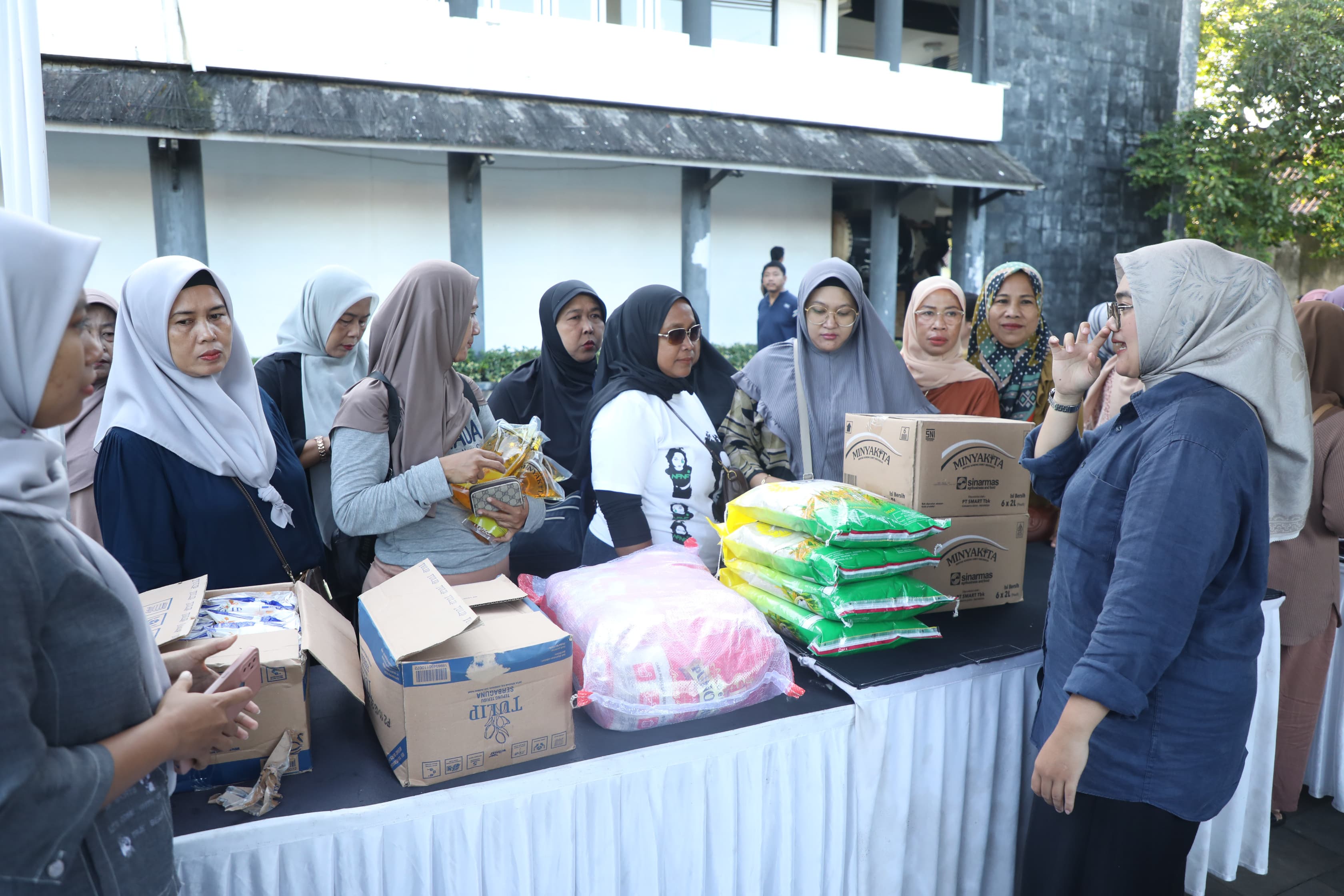 Purwakarta Residents Flock to Cheap Food Movement