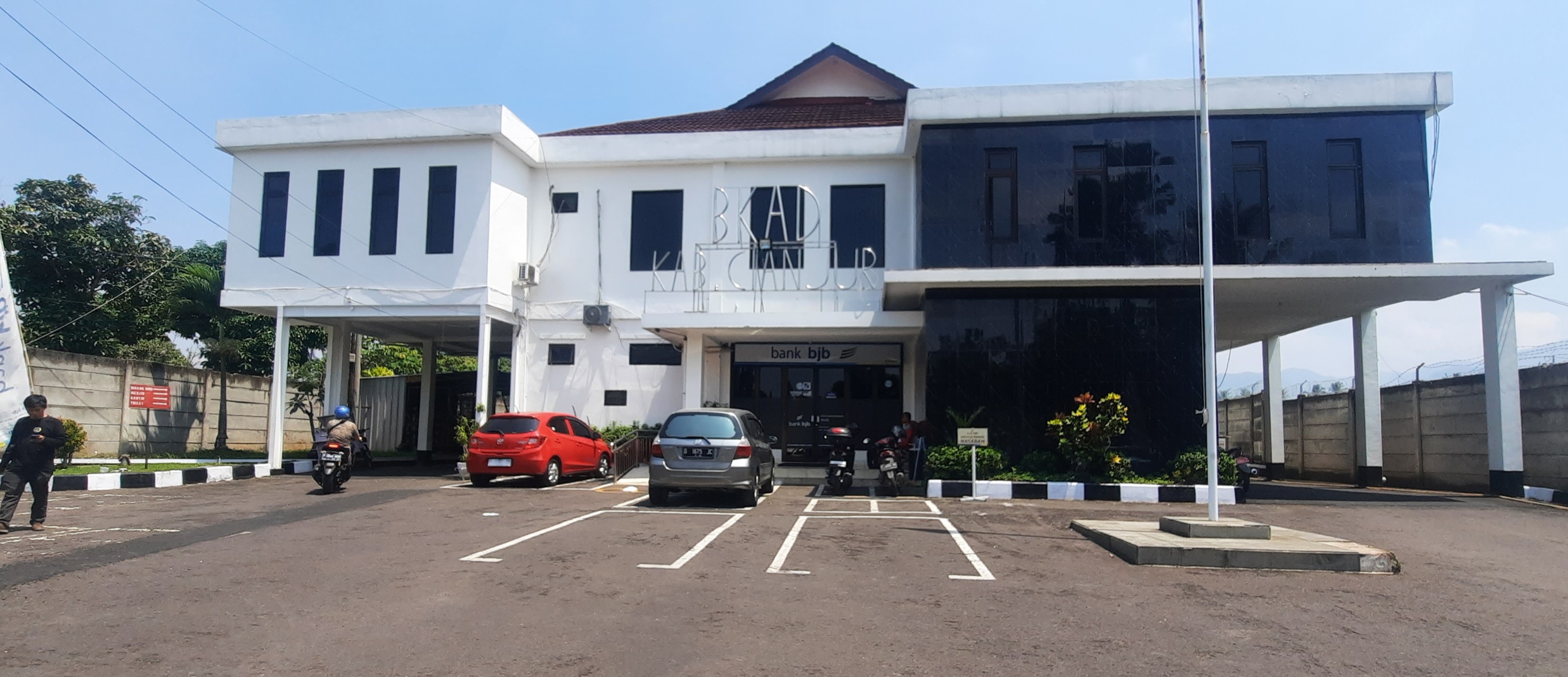 Cianjur Regency Administration Disburses Holiday Allowance to Civil Servants