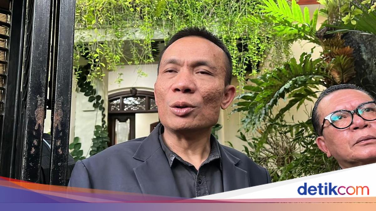 Still Suspect in Jokowi Diploma Case, Rismon Sianipar Remains Obligated to Report