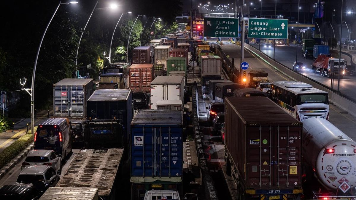 Hundreds of Trailer Trucks Stuck in Tanjung Priok Congestion