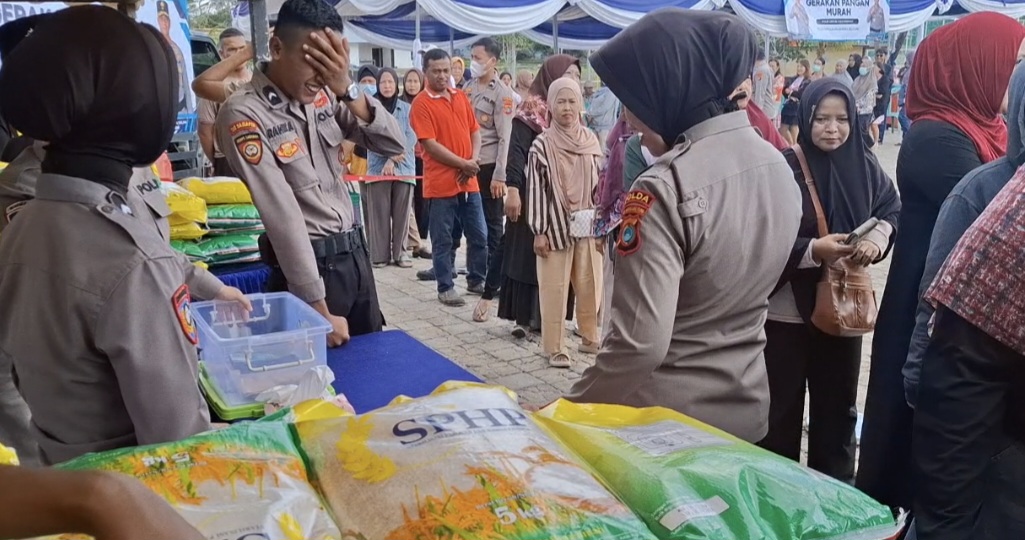Cheap Food Movement at Bangka Belitung Police Headquarters: Eggs Selling for Rp1,000 per Unit Attracting Crowds