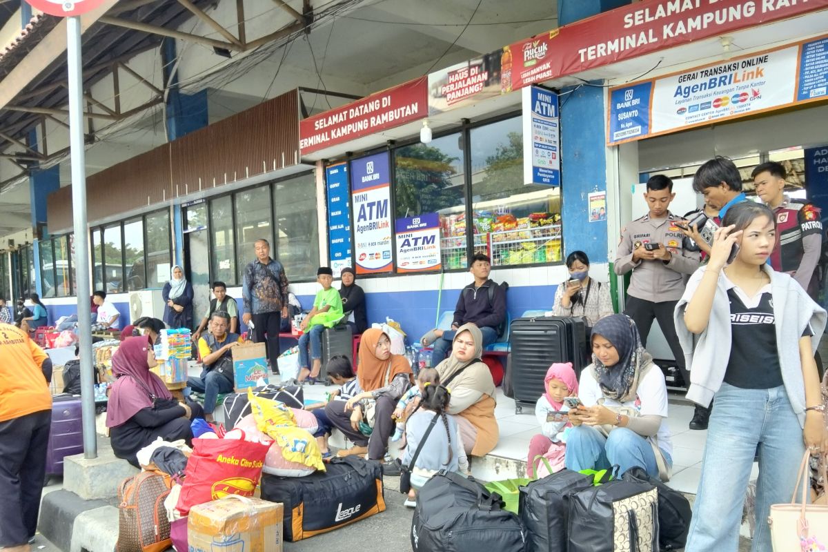 Storytellers entertain migrating children at Kampung Rambutan Terminal