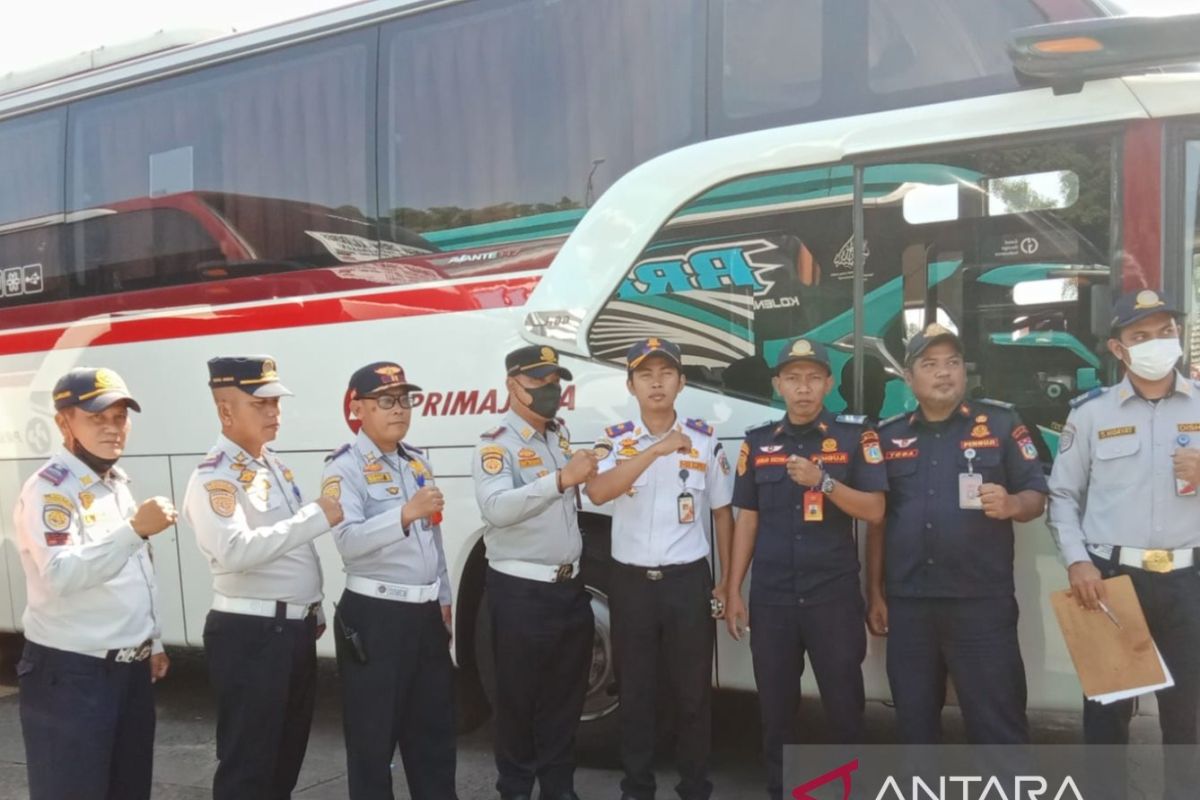 Kalideres Terminal conducts urine tests for drivers amid Eid holiday travel surge