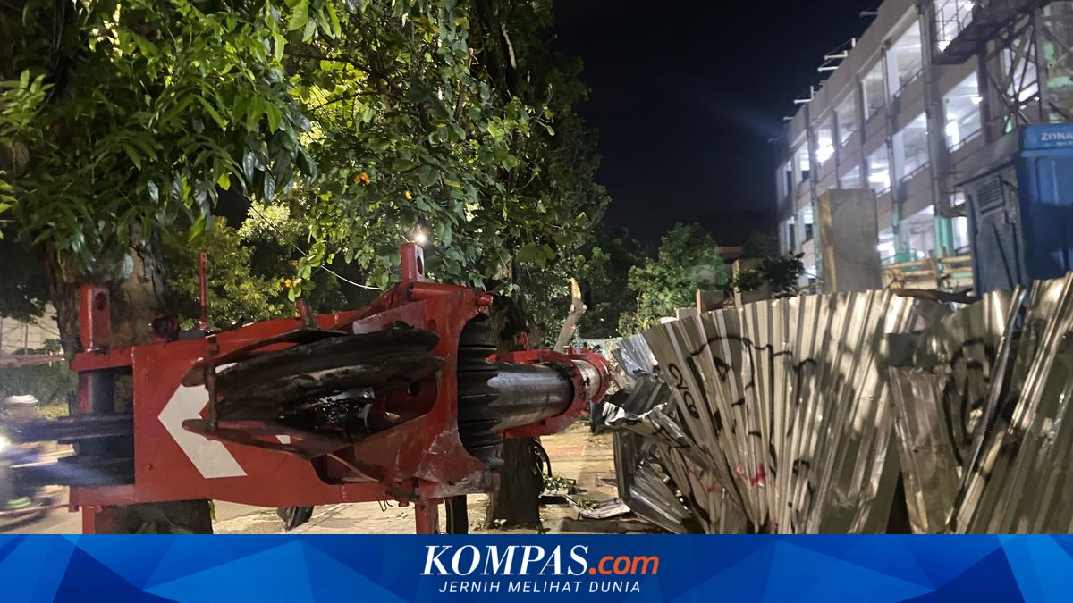 Project Truck Overturned on Abdullah Syafii Street, Tebet Traffic Congestion Continues into Evening