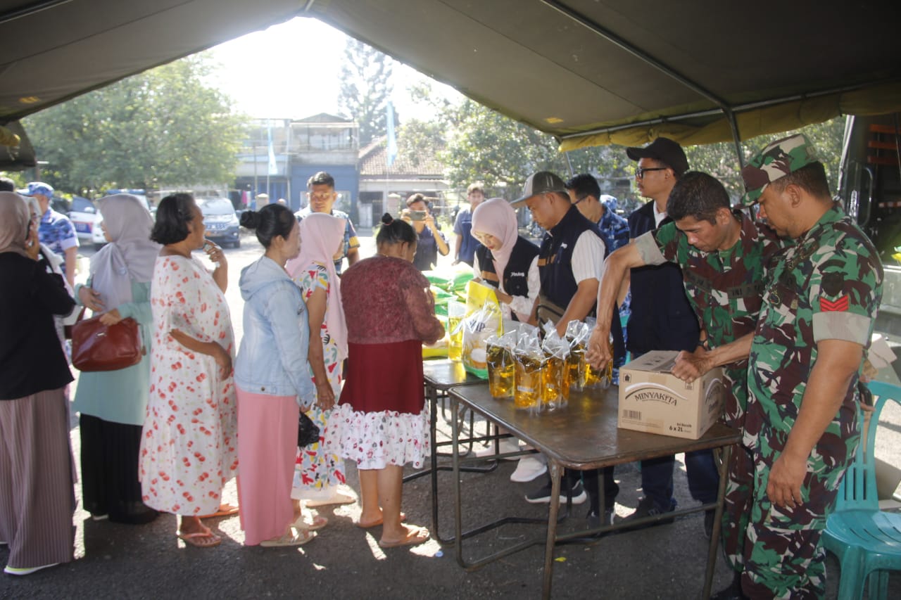 Residents Flock to Budget Bazaar at TNI District Command 0612 Tasikmalaya
