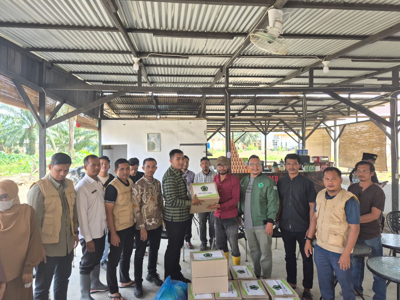 ISNU Aceh Regional Leadership Distributes Eid Aid Packages to Flood-Affected Recipients in Aceh Tamiang