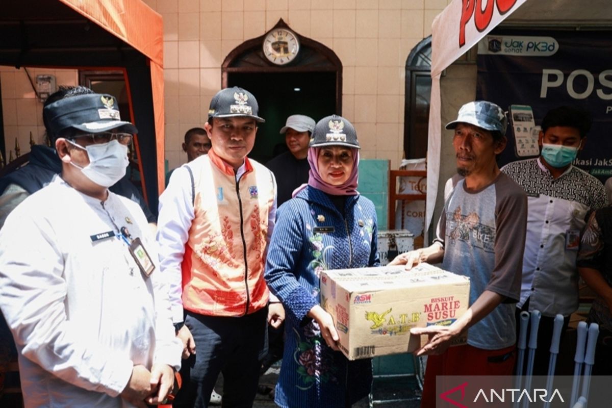 West Jakarta Mayor Provides Assistance to Fire Victims in Tambora