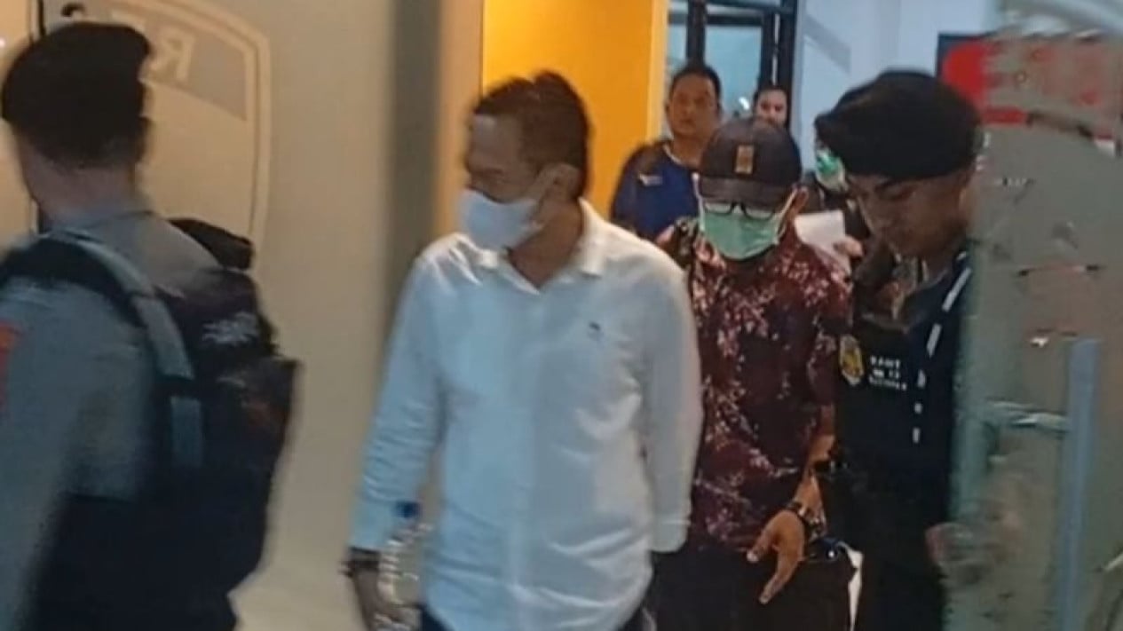Cilacap Regent Transported by KPK Investigators to Jakarta by Train This Evening