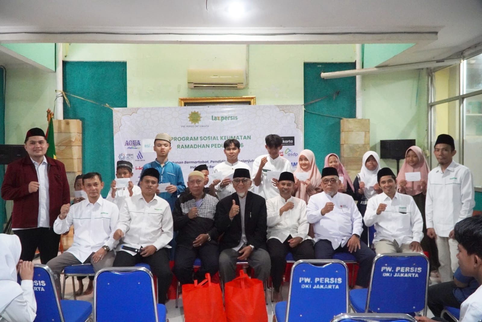 Persis DKI Distributes Scholarships to 250 Students and Assistance to Orphans, the Poor, and Persons with Disabilities