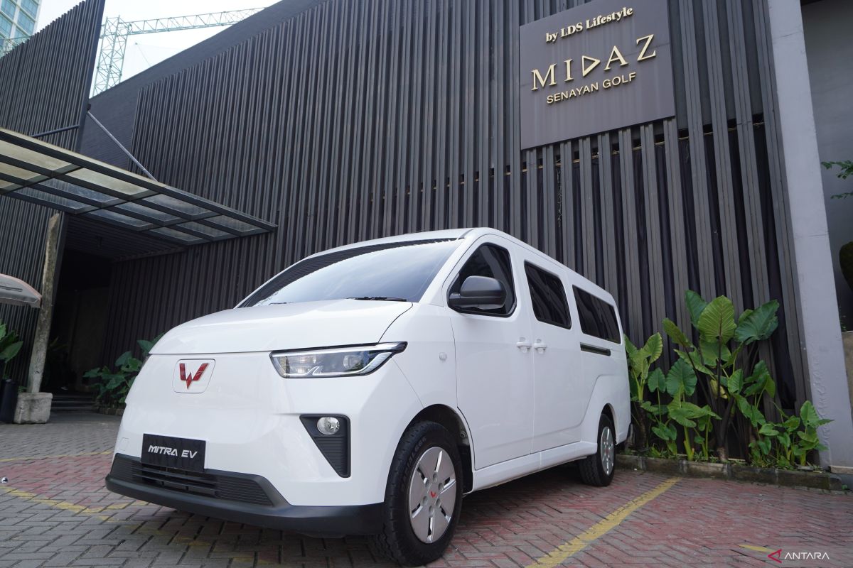 Wuling Donates Mitra EV to Jakarta Health Department and Kitabisa