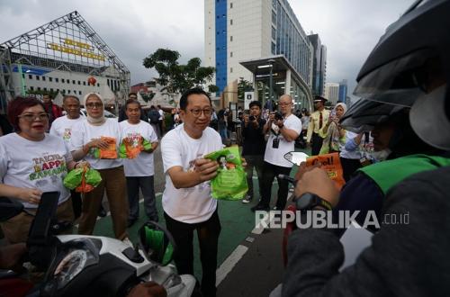 APP Group Partners with Fried Banana UMKM to Distribute Ramadan Iftar Packages