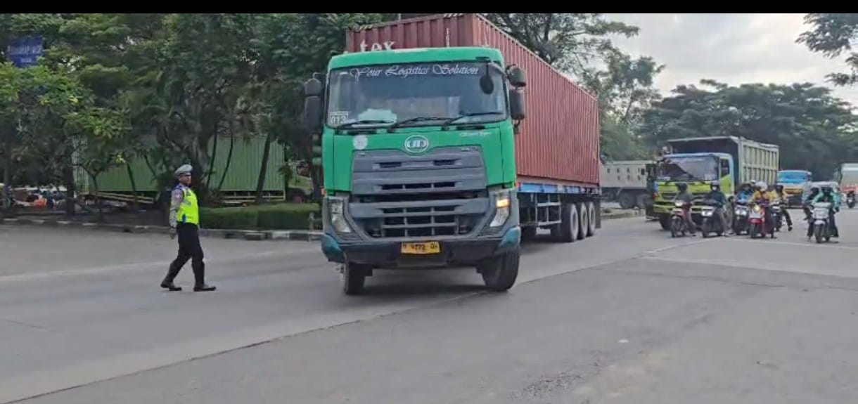 Central Java Police Implement Three-Axle Vehicle Checkpoint Operations during Ketupat Candi 2026 Campaign