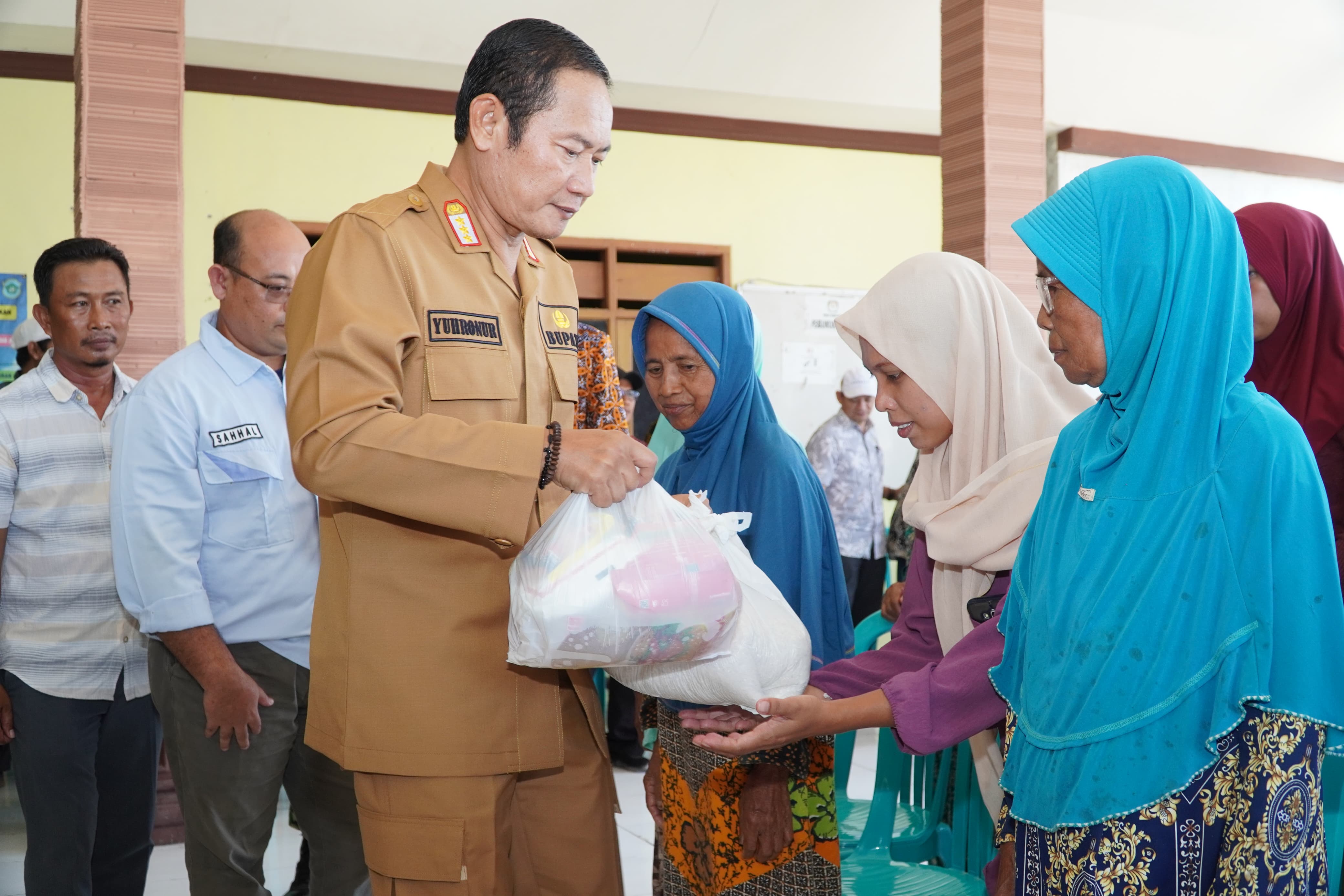 Lamongan District Government Distributes 54 Tonnes of Rice and 9,700 Food Aid Packages to Flood-Affected Residents