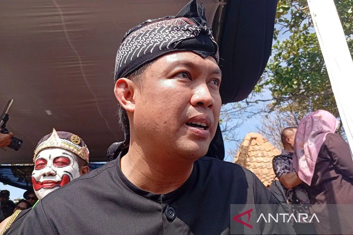 Top stories: Cilacap Regent caught in KPK sting operation and Rismon confirms authenticity of Jokowi's diploma