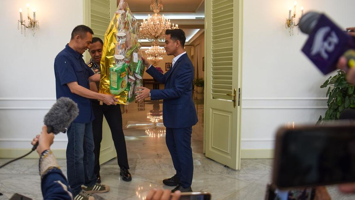 Gibran Presents Gift Hamper to Rismon Following Restorative Justice Plea in Jokowi Diploma Case