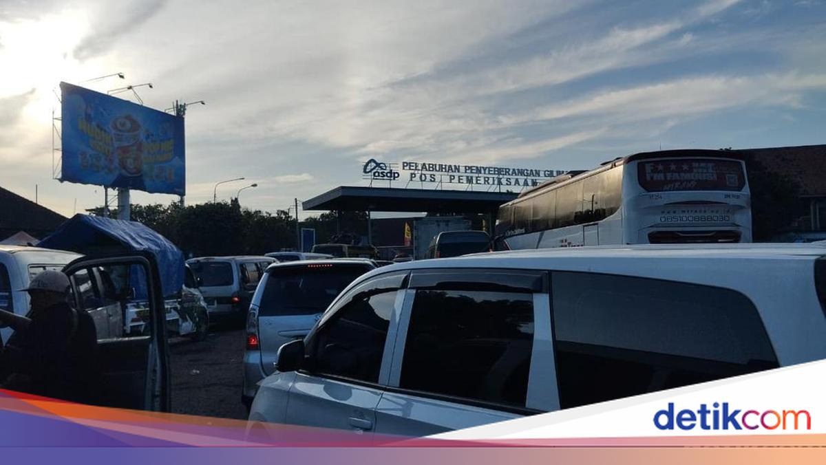 Trapped in Hours-Long Traffic Jam for Hometown Visit