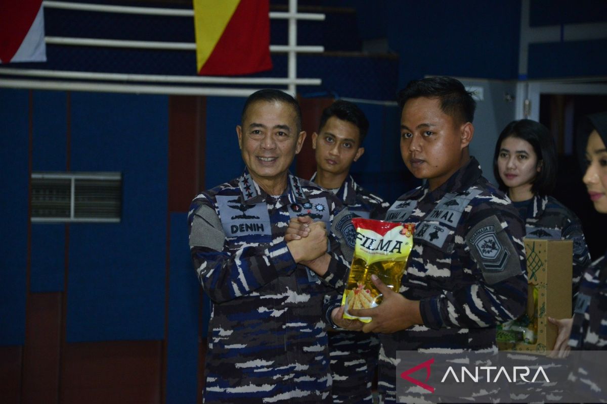 Indonesian Navy distributes 1,500 basic necessity packages during Ramadhan