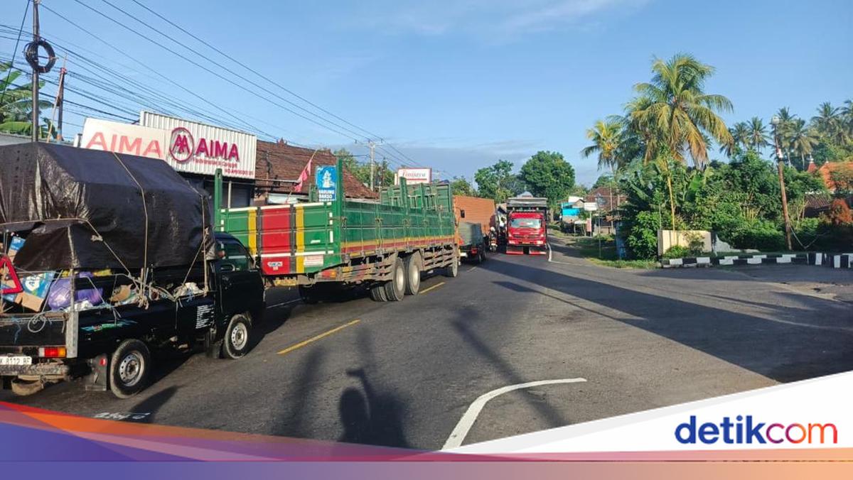 Queue to Gilimanuk Port Reaches 25 Km as Three-Axle Trucks Continue to Pass Through