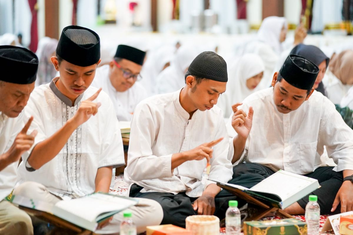 Khofifah Holds Inclusive Quran Completion Ceremony with Deaf Disabled Community