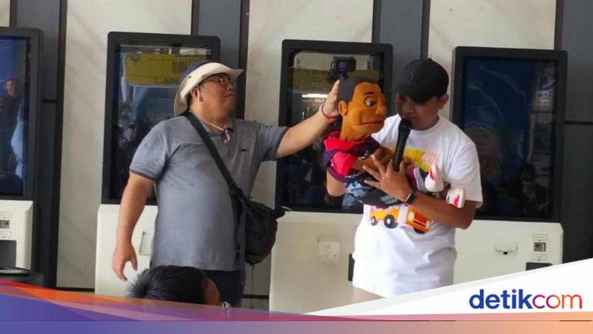 Storyteller Entertains Homebound Travellers at Kampung Rambutan Terminal; Children Enthusiastic