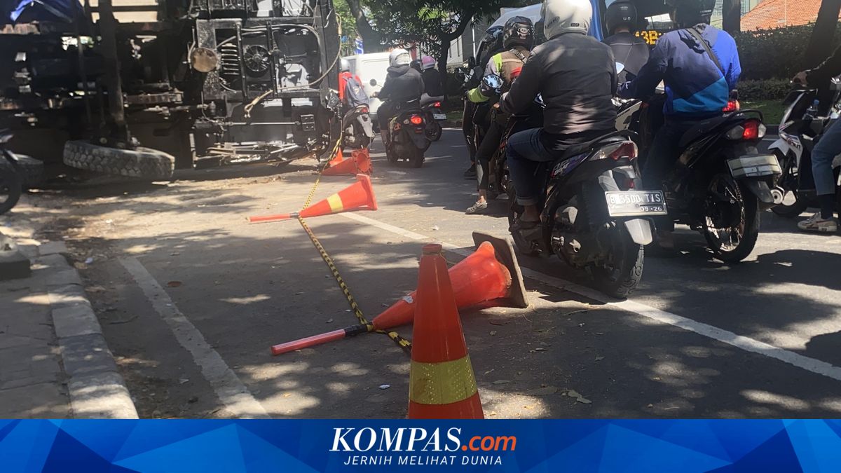 Overturned Crane Truck in Tebet Awaiting Evacuation, Causing Severe Traffic Congestion towards Casablanca