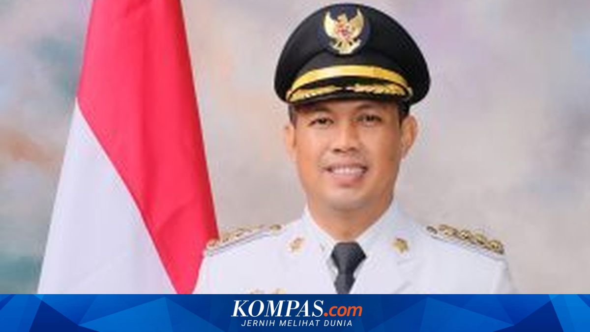Cilacap Regent Arrives at KPK Building Following Corruption Sting Operation