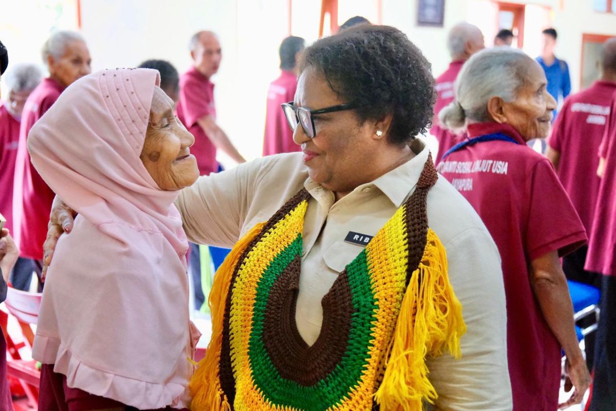 Deputy Minister of Internal Affairs Ensures Government Prioritises Care for Elderly in Jayapura