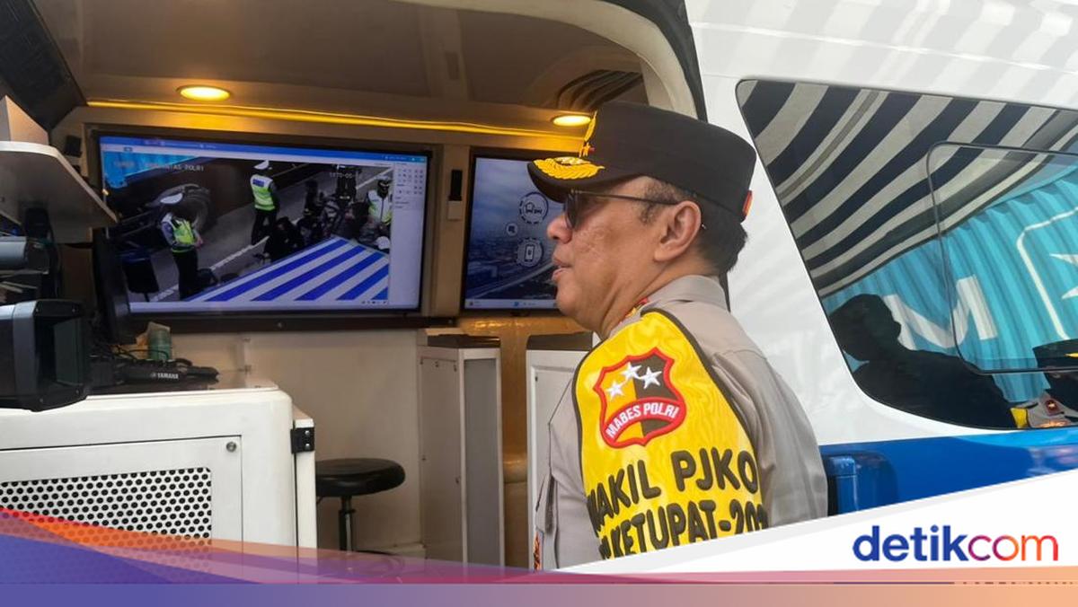 Deputy National Police Chief Monitors Mudik Traffic Flow at KM 29, Praises Korlantas Readiness