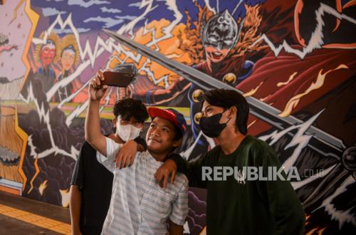 Excessive Social Media Scrolling May Make Teenagers Vulnerable to Anxiety and Low Confidence