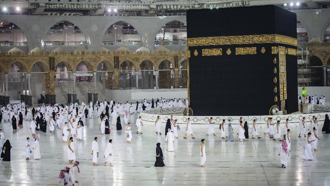 Non-Muslim Man Breaks Through to Makkah and Returns as Convert