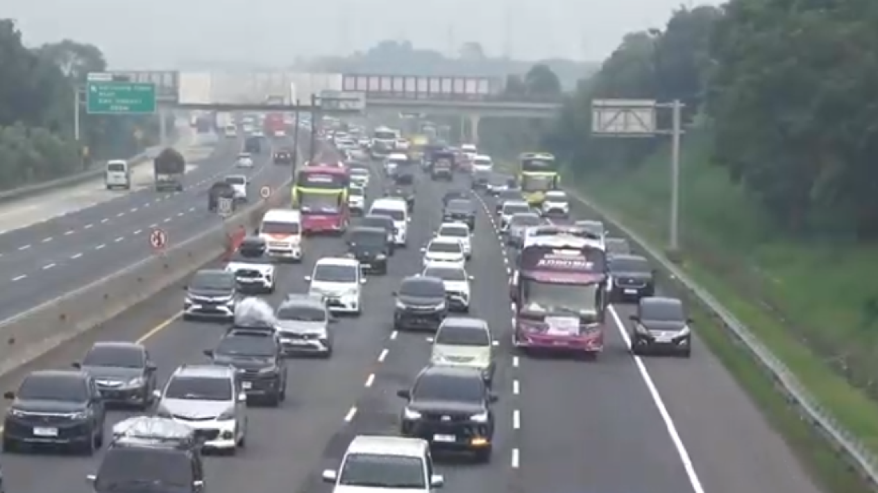 Exodus Traffic Intensifies on Jakarta-Cikampek Toll Road, Contraflow System Prepared from Km 55