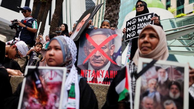 Neighbouring Countries' Citizens Take to Streets to Condemn Trump and Netanyahu