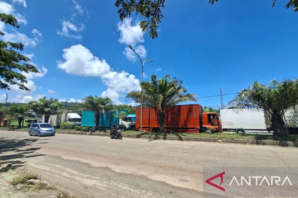 Long queues of trucks bound for Sumatra snake through Ciwandan Port entrance