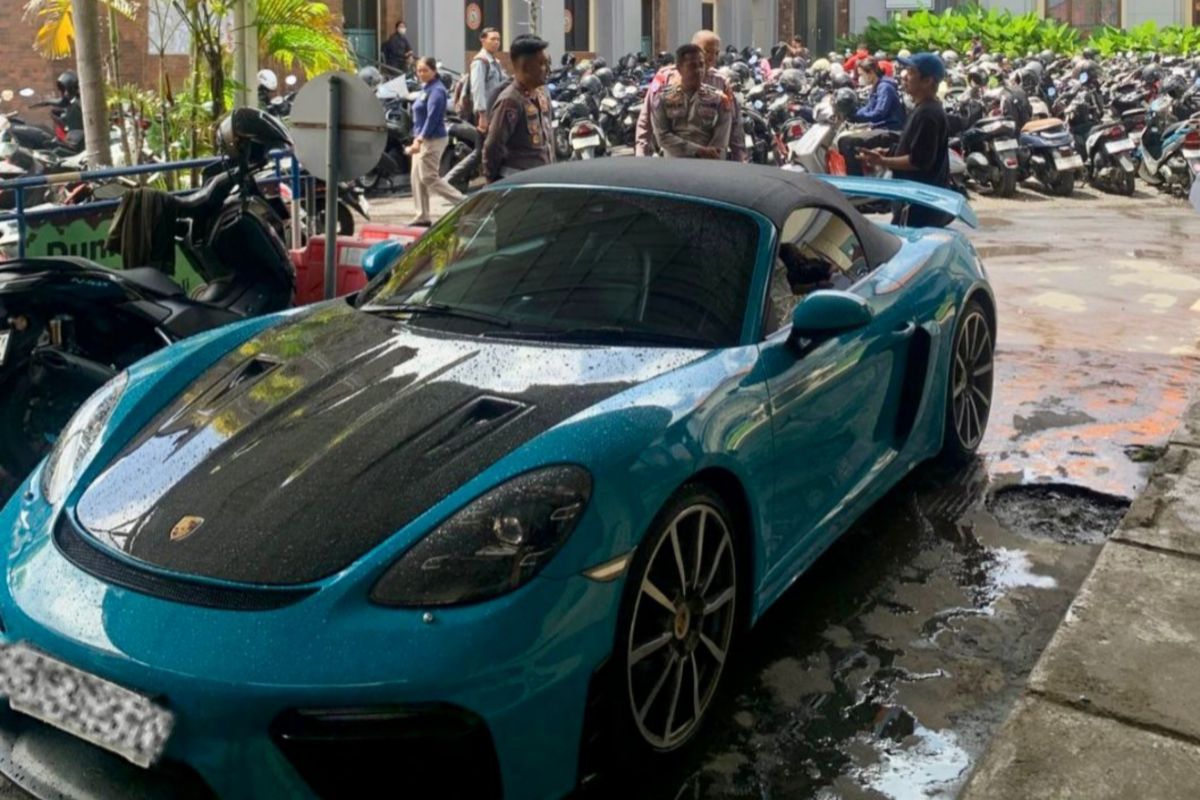 Denpasar Police Issue Fine to Russian Nationals for Reckless Driving in Nusa Dua