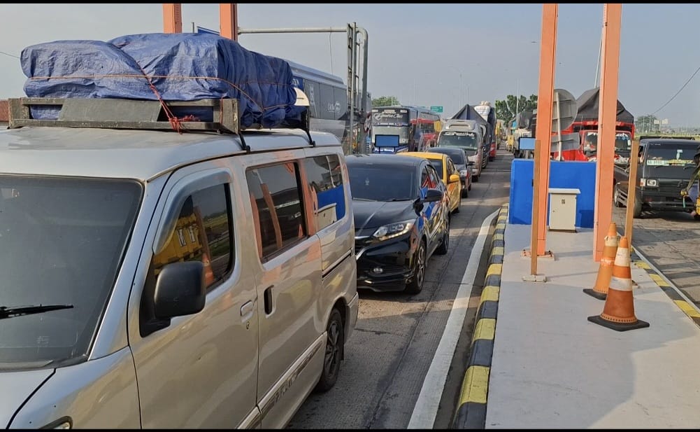 H-7 Homecoming: Many Travellers Run Out of E-Toll Credit, Long Queues at Pejagan Toll Gate