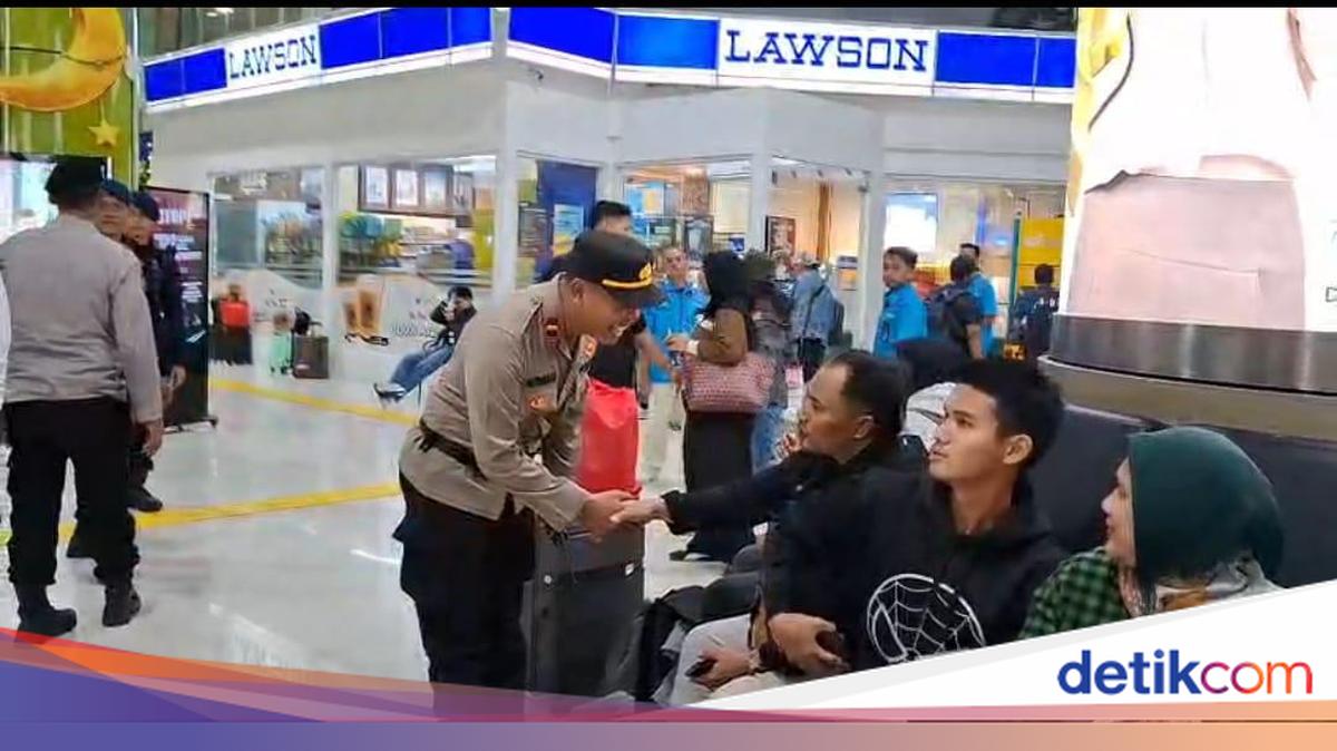 Metro Police Conduct Dialogue Patrol at Gambir Station to Ensure Safe Eid Holiday Travel