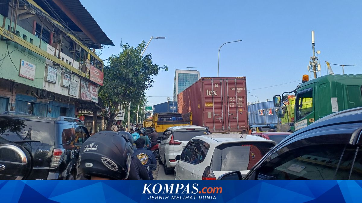 Truck Drivers Attribute Severe Congestion at Tanjung Priok Port to Traffic Engineering, Not Port Activity Surge