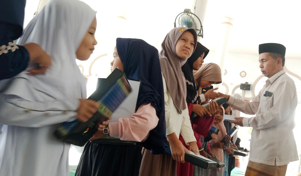 Aceh's Post-Flood Economy Struggles as Lampoih Saka Mosque Welfare Board Distributes Eid Clothing Aid to Orphans