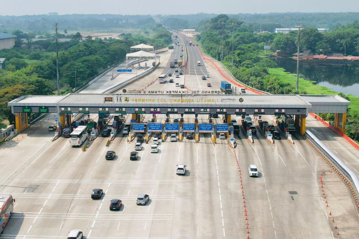 JTT operates 16 toll booths at Cikampek Utama Gateway to ensure transaction smoothness