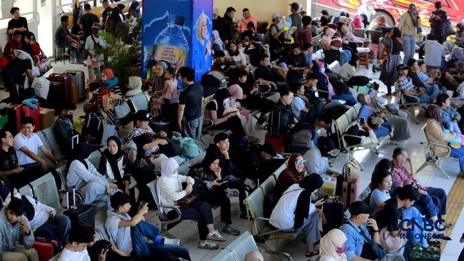 Kampung Rambutan Terminal Swamped with Homebound Travellers a Week Before Eid
