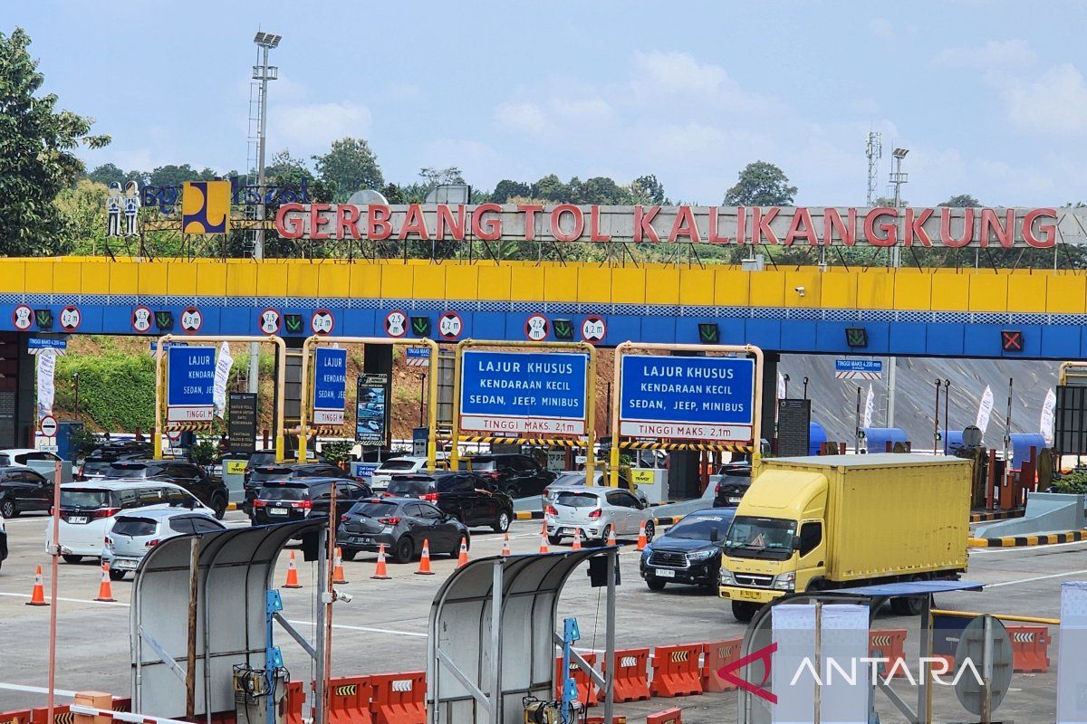 Vehicle traffic flow at Kalikangkung toll gate in Semarang increases