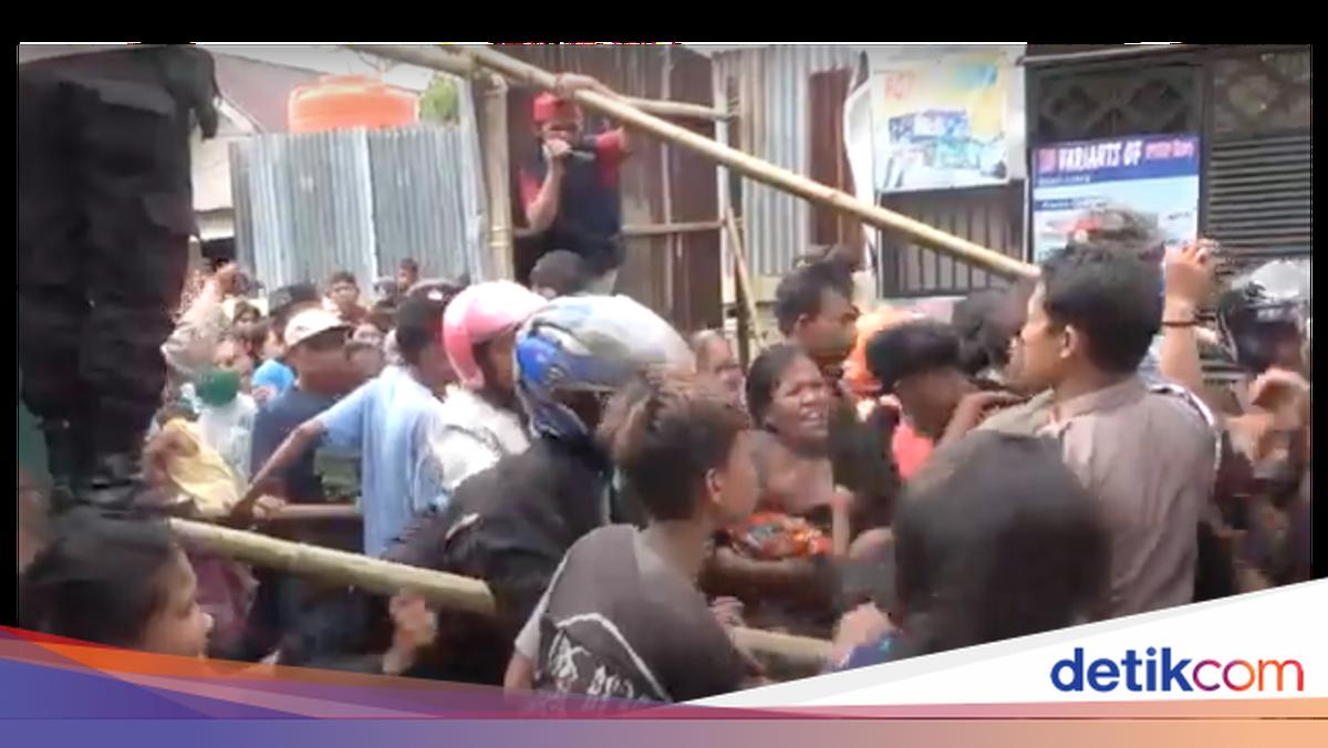 Viral Zakat Distribution in Gresik Ends in Chaos, Allegedly Due to Queue Jumping