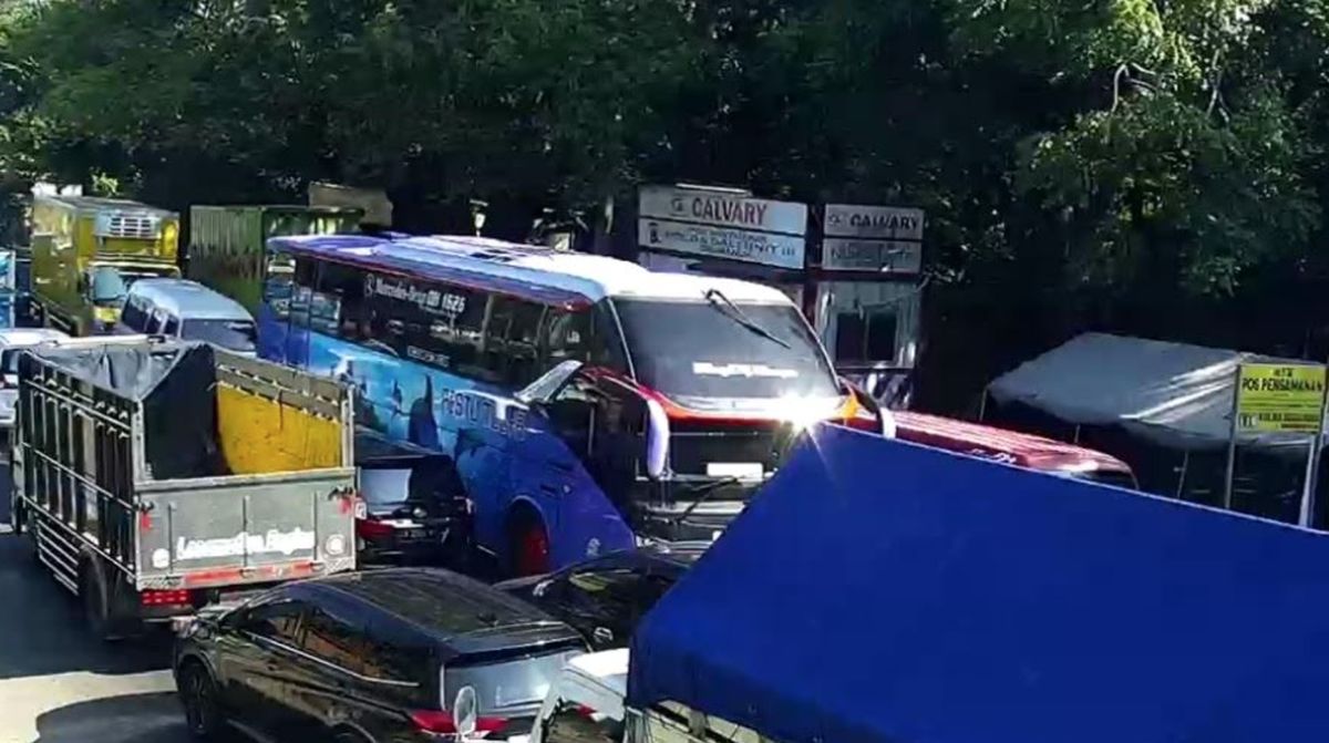 Vehicle Queue at Gilimanuk Port Reaches 10 Kilometres