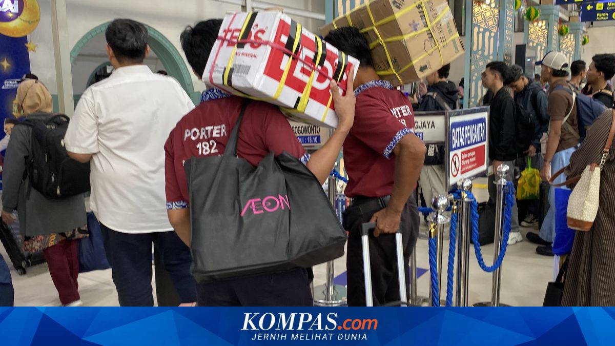 Porters at Pasar Senen and Gambir Stations Become Vital for Eid Holiday Travellers