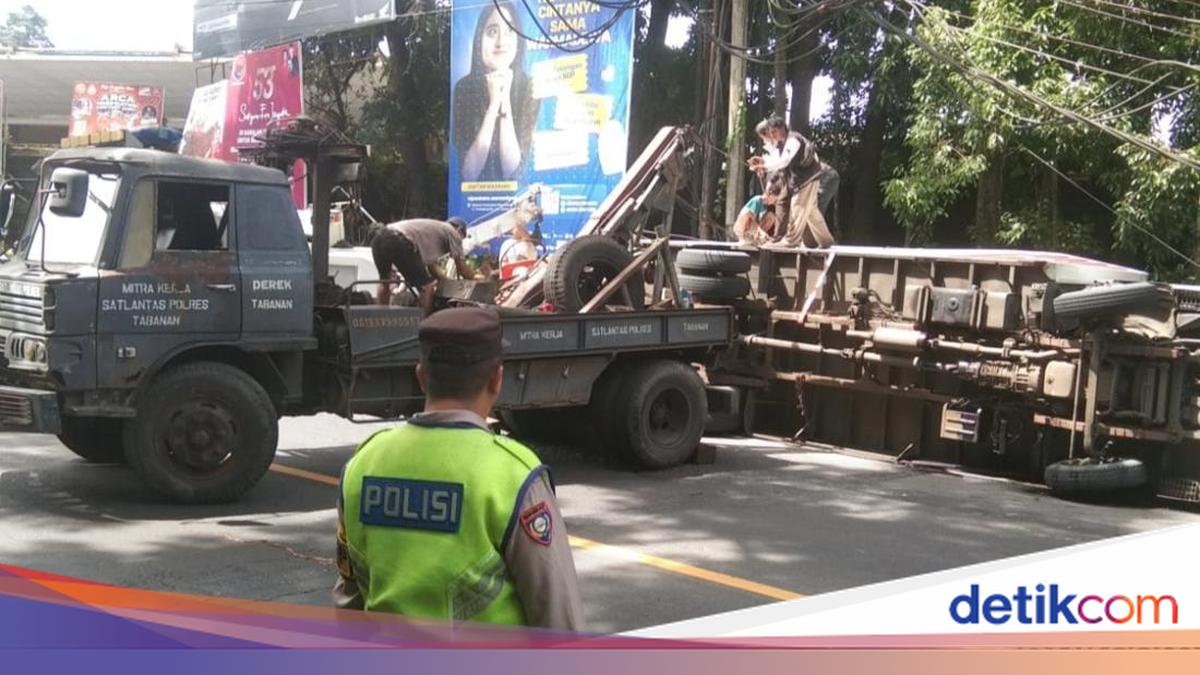 Overturned Box Truck Strikes Pedestrian on Denpasar-Gilimanuk Route After Driver Swerves to Avoid Motorcycle